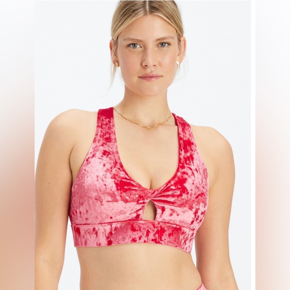 NWT‎ Fabletics Oasis Crushed Velour Twist Sports Bra Strawberry Red Sz M